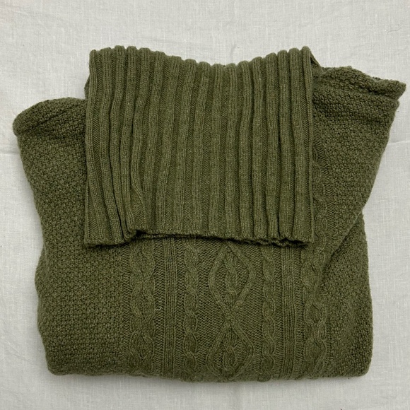 Green Wool Cable Knit Turtleneck Sweater - Picture 9 of 9